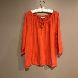 SALE 🎀 Loft tee with accent buttons sz L